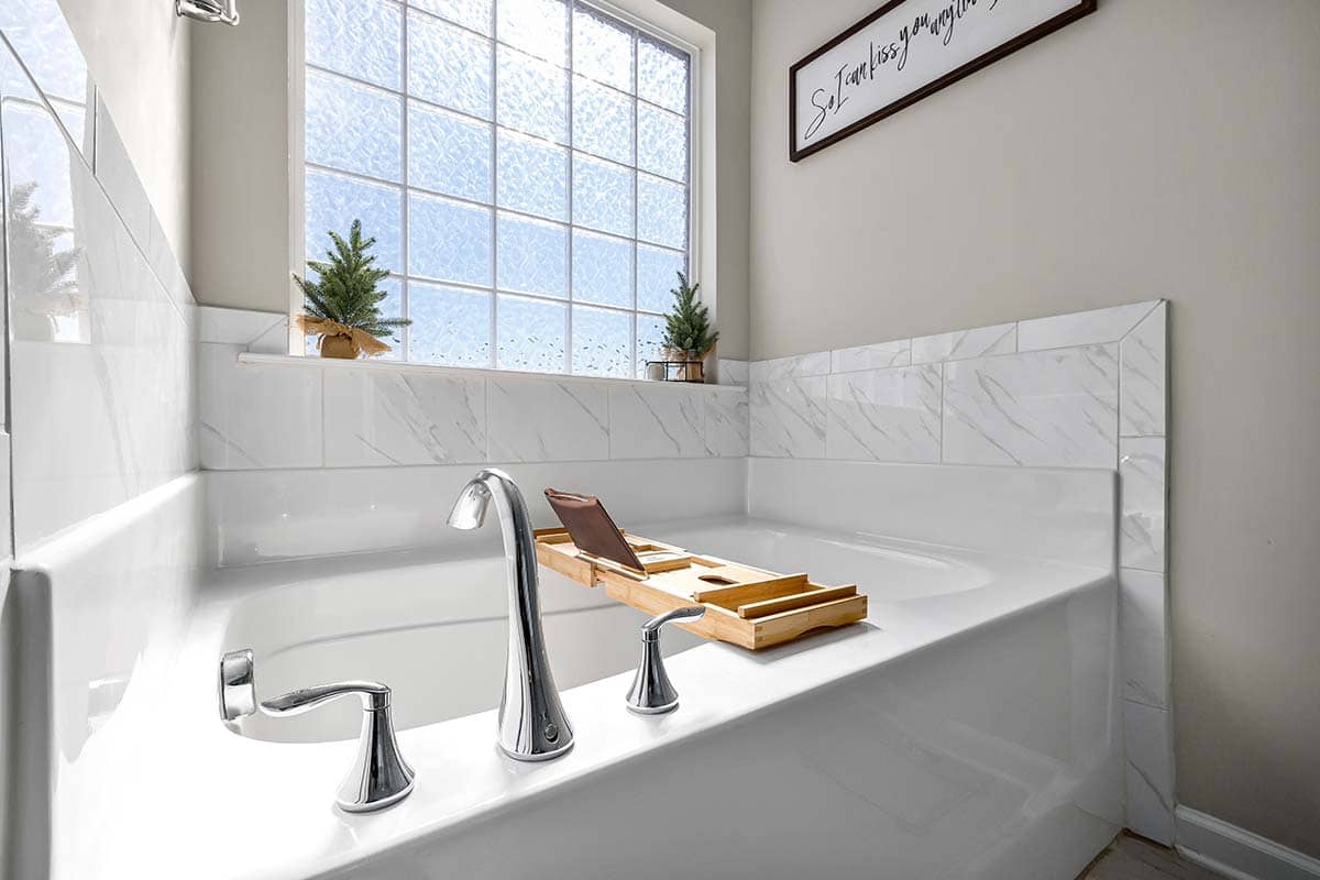 04 Main Bathroom